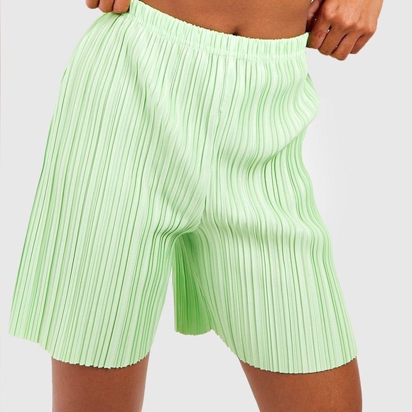 Boohoo Green Pleated Crop Top and Shorts Set - Picture 4 of 7